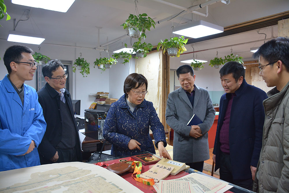 省委副秘書長(zhǎng)、省檔案局局長(zhǎng)劉蕓帶隊(duì)來(lái)公司開展“服務(wù)企業(yè)、服務(wù)群眾、服務(wù)基層“活動(dòng)2.jpg